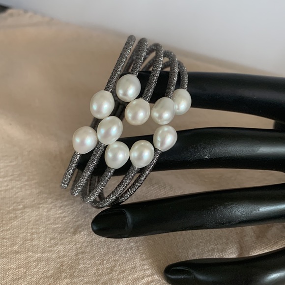 Pearl bangle bracelet - Picture 2 of 8